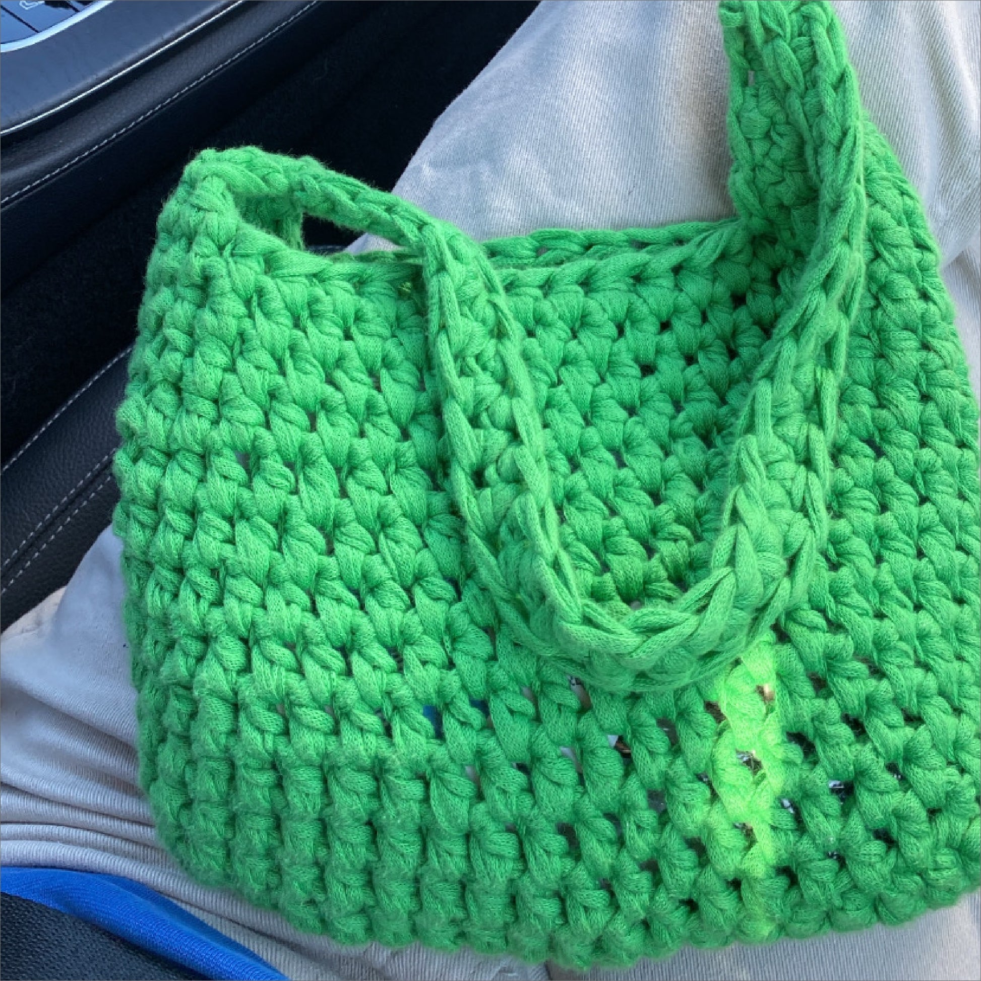 Simpel og chunky grøn hæklet mini taske