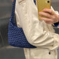 Simpel og chunky mørkeblå hæklet mini taske
