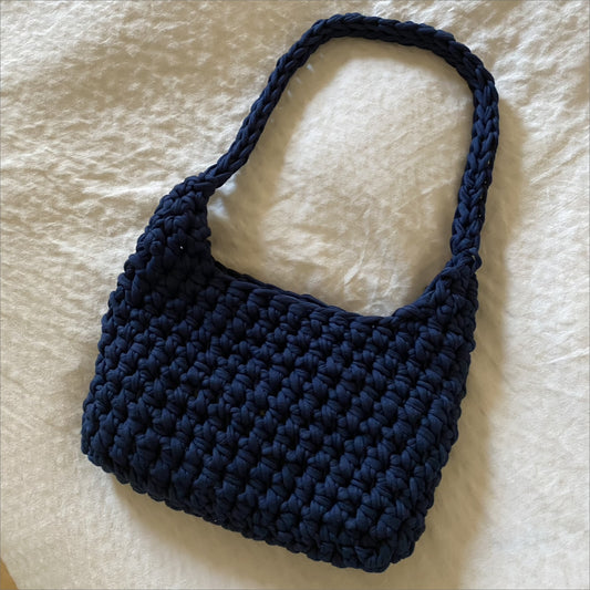 Simpel og chunky mørkeblå hæklet mini taske